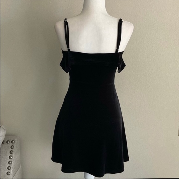 Lulus My Kind Of Romance Black Velvet Off The Shoulder Mini Dress✨ - Picture 4 of 7